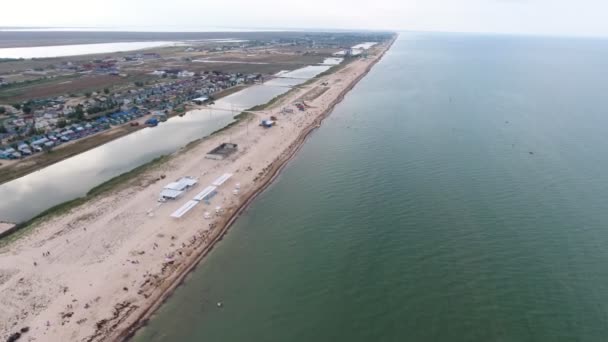 ストレートの黒海の砂の空気中のキャノピー 白い砂と黒海の砂の壮大な鳥の目のビューに唾を吐くストレートビーチ 白い砂 夏には長い湖で唾を吐く それは印象的で野生に見える — ストック動画