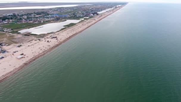 Aerial Prostym Wybrzeżem Morza Czarnego Samotnymi Ludźmi Jeziorami Białym Piaskiem — Wideo stockowe