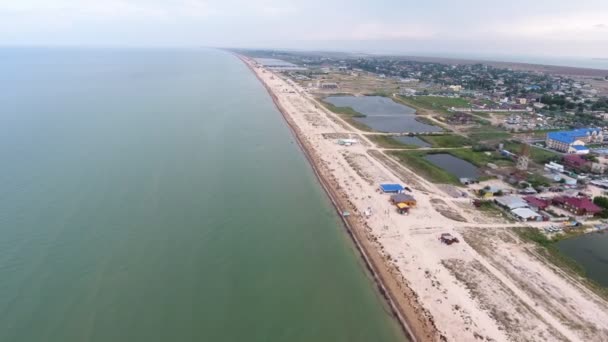 Praia Reta Mar Negro Com Pessoas Solitárias Guarda Sóis Areia — Vídeo de Stock