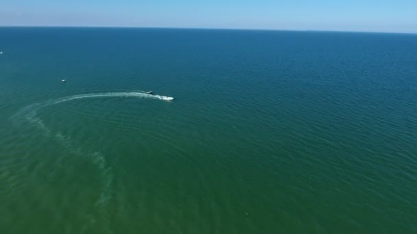 Aerial Shot Classy Motorboat Pulling Ring Tourists Green Sea Summer — Vídeos de Stock