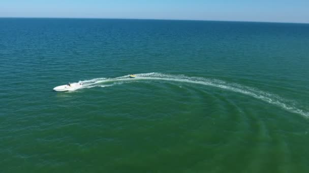 Aerial Shot Modern Powerboat Towing Ring Tourists Open Sea Summer — Stock Video