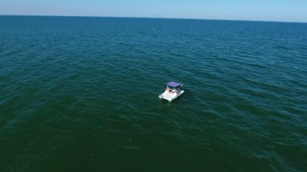 Catamaran Blanc Avec Des Touristes Joyeux Déplaçant Pleine Mer Par — Video