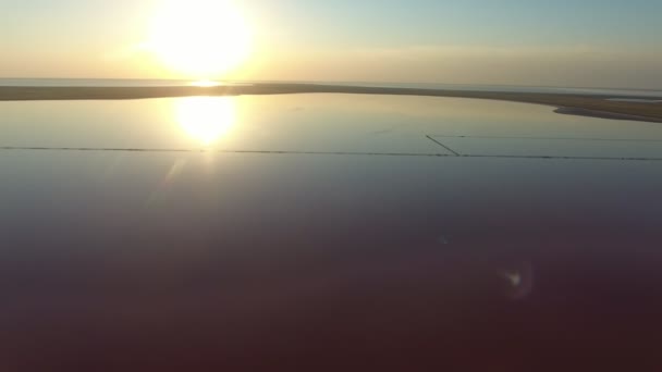 Luftaufnahme Des Glitzernden Wassers Der Schwarzmeerküste Mit Linien Bei Sonnenuntergang — Stockvideo