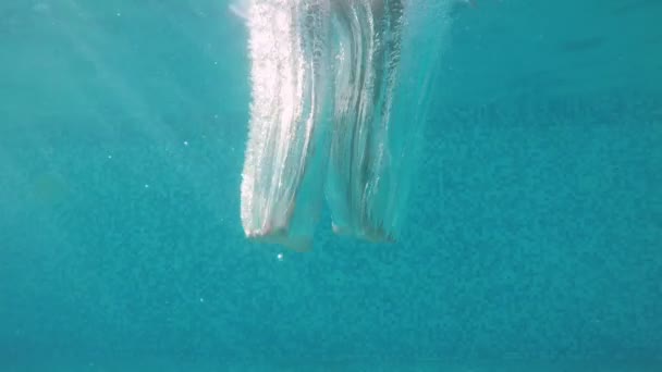 Energetic Boy Jumping Feet First Pool Causing Big Splashes Slo — Αρχείο Βίντεο