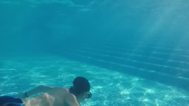 Niño Deportivo Nadando Braza Bajo Agua Sobre Pisadas Una Piscina — Vídeo de stock