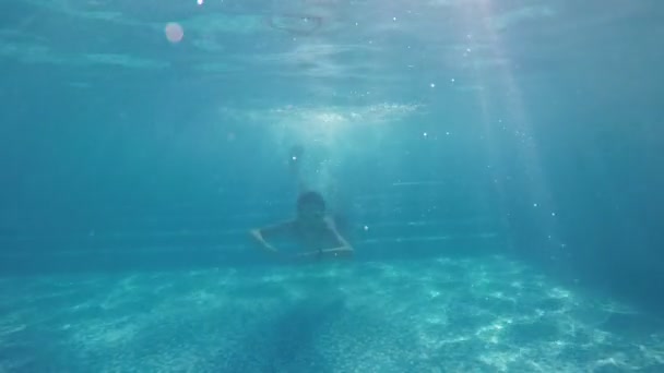 Divertente Ragazzo Che Nuota Sott Acqua Agita Felicemente Una Mano — Video Stock