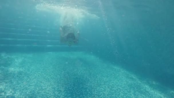 Niño Feliz Nadando Bajo Agua Mostrando Las Manos Abiertas Una — Vídeo de stock