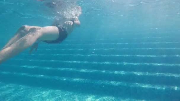 Смішний Хлопчик Плаває Фоном Під Водою Над Сходами Басейні Шлюзі — стокове відео