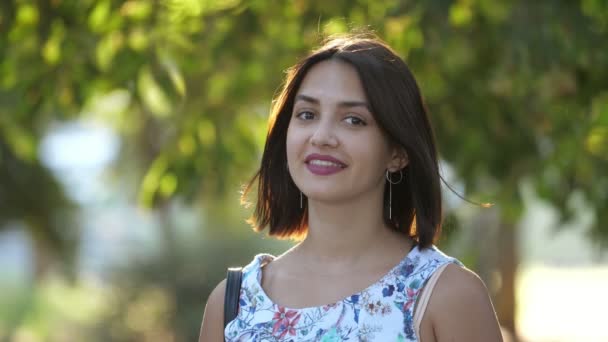 Menina Morena Brilhante Sorrindo Parque Verde Dia Ensolarado Verão Visão — Vídeo de Stock