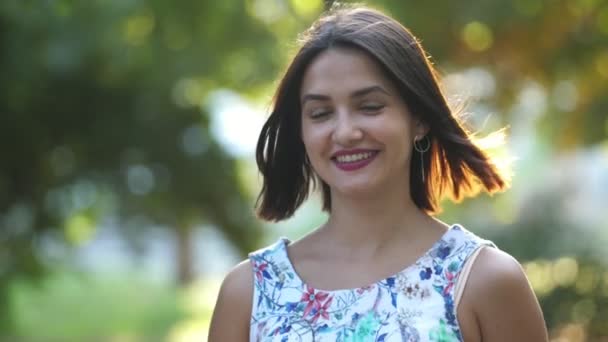 Vrolijk Brunette Meisje Staande Lachend Groen Park Een Zonnige Dag — Stockvideo