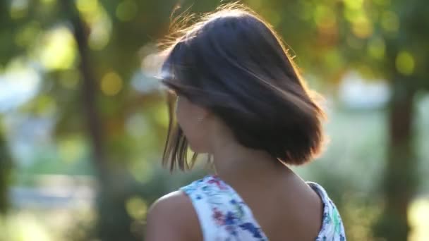 Chica Glamour Jugando Girando Cabeza Parque Verde Verano Soleado Inspirante — Vídeos de Stock