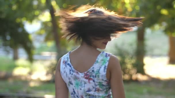 Aantrekkelijk Brunette Meisje Vermakelijk Draai Haar Hoofd Rond Groen Park — Stockvideo