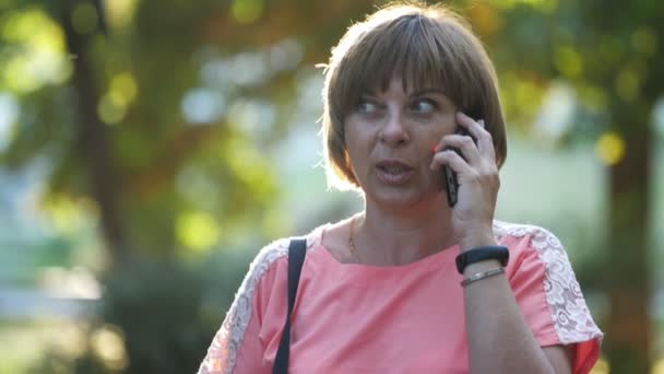 Wanita Pirang Gaya Berdiri Tersenyum Dan Berbicara Telepon Taman Slo — Stok Video
