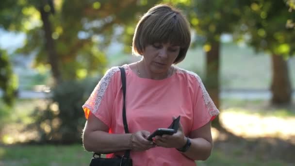 Elegantní Blondýnka Stojí Usmívá Chatuje Telefonu Parku Slo Emocionální Pohled — Stock video