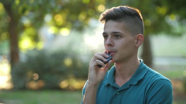 Freundlicher Junger Mann Der Sommer Zigarette Einer Luftigen Grünanlage Raucht — Stockvideo
