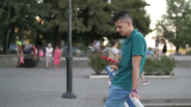 Smart Guy Debout Sur Remblai Rivière Surfer Sur Net Été — Video