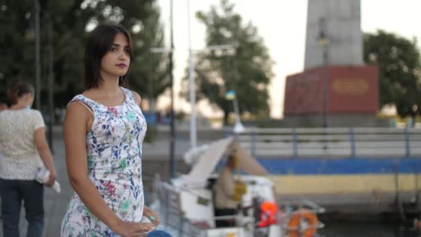 Πανέμορφο Κορίτσι Στέκεται Και Περιμένει Στην Όχθη Του Ποταμού Dnipro — Αρχείο Βίντεο