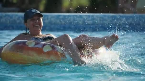 Madre Feliz Haciendo Movimientos Bicicleta Anillo Agua Una Piscina Cámara — Vídeo de stock