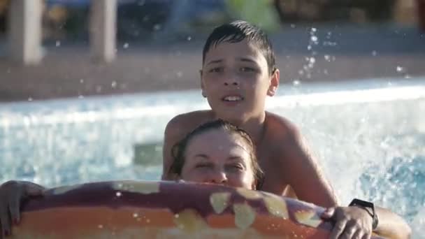 Chico Alegre Jugando Con Madre Anillo Agua Una Piscina Slo — Vídeo de stock