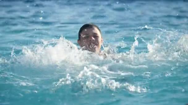 Eğlendiren Çocuk Elleri Açık Denizde Ağır Çekimde Suya Çarpıyor Neşeli — Stok video