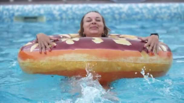 Wanita Pirang Yang Baik Hati Berenang Gaya Punggung Pada Gelombang — Stok Video