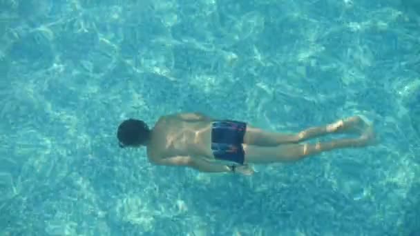 Ragazzo Galleggiante Che Tuffa Nuota Sott Acqua Una Piscina Bambini — Video Stock