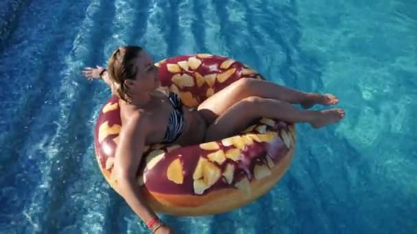 Mujer Rubia Feliz Está Sonriendo Nadando Tubo Agua Cámara Lenta — Vídeo de stock