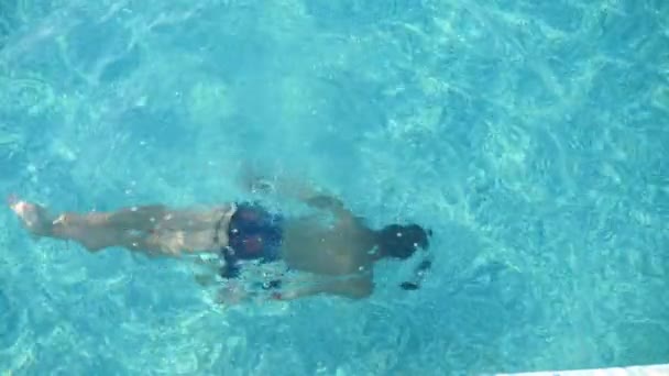 Fröhlicher Junge Taucht Und Schwimmt Unter Wasser Einem Planschbecken Zeitlupe — Stockvideo