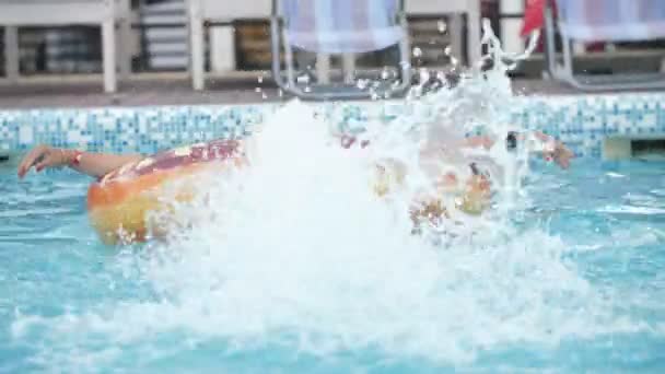 Mujer Rubia Alegre Está Nadando Espalda Una Salvavidas Cámara Lenta — Vídeo de stock