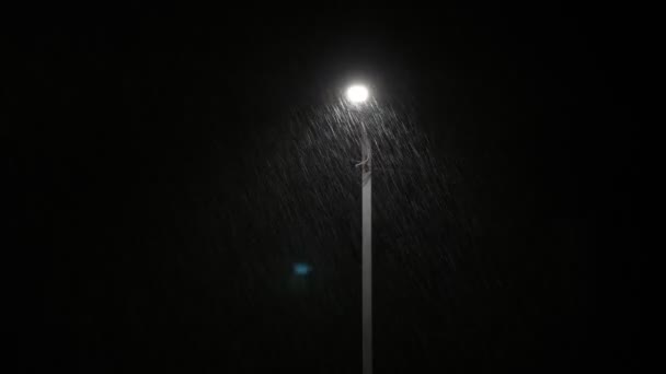 Eenzame Lantaarnpaal Met Draden Verlichte Lamp Staat Onder Regen Onweer — Stockvideo