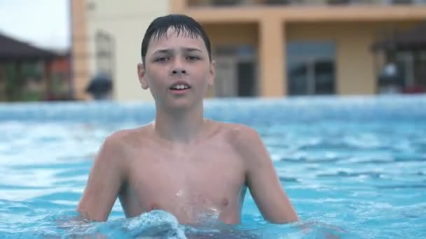 Chico Alegre Saltando Entreteniendo Una Piscina Verano Cámara Lenta Emocionante — Vídeo de stock