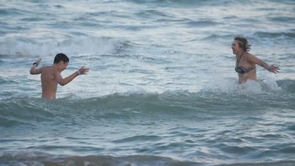 Anak Yang Ceria Dan Ibunya Yang Bahagia Berdiri Laut Dan — Stok Video