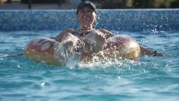 Mulher Alegre Sentada Anel Água Salpicando Pernas Uma Piscina Câmera — Vídeo de Stock