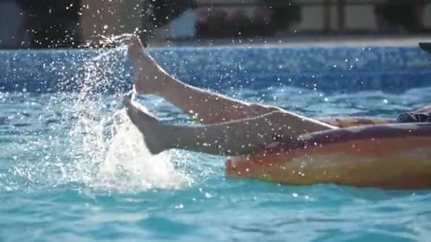 Vrolijke Benen Ploeteren Het Sprankelende Water Een Zwembad Slow Motion — Stockvideo