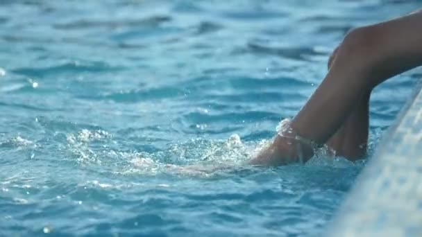 Piernas Niño Alegre Haciendo Acciones Bicicleta Golpeó Agua Una Piscina — Vídeo de stock