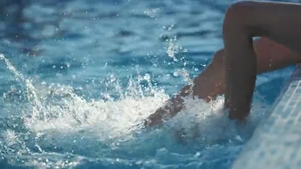 Pernas Menino Zappy Fazendo Movimentos Bicicleta Bater Água Uma Piscina — Vídeo de Stock