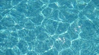Yazın güneşli bir günde güneşli bir günde, açık mavi bir tatil köyünde, iç içe geçmiş Celeste hatlarının sakin bir şekilde dalgalanan Minimalizm arka plan görüntüsü ile dolu bir havuzda yukarı aşağı gelen sanatsal dalgalar. Mücevhere benziyorlar.