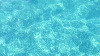 Sallanan açık mavi dalgalarla parlayan deniz dibi kristal deniz tabanının büyüleyici bir görüntüsüyle uyum içinde sallanan ve hayal gördüren görüntülerini değiştiren Celeste dalgaları altında. Neşeli ve güzel görünüyor..