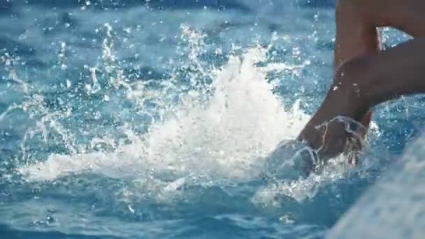 Alegres Pies Niño Haciendo Movimientos Molino Batir Agua Una Piscina — Vídeo de stock