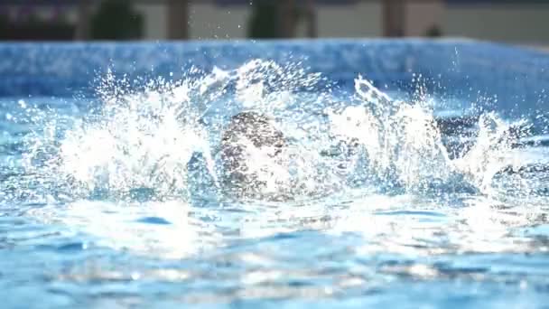 Grappige Jongen Springen Het Veroorzaken Van Vele Druppels Een Zwembad — Stockvideo