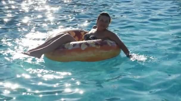 Šťastná Žena Sedí Plavat Vodní Koblihu Zářícím Moři Zpomaleném Filmu — Stock video