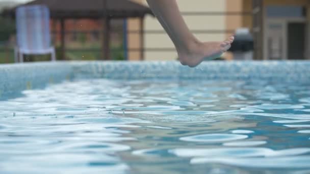 Chico Gracioso Saltando Pies Primero Una Piscina Con Salpicaduras Verano — Vídeos de Stock