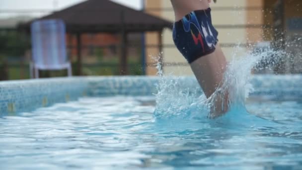 여름에는 가위바위보와 수영장에서 반바지를 여름에는 마스크를 수영하는 소년이 처음으로 구르는 — 비디오
