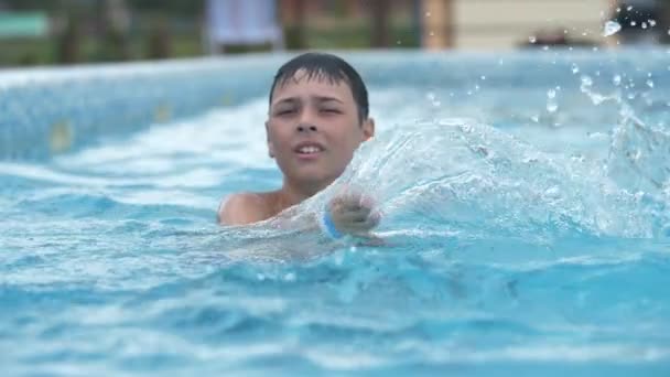 Garçon Sportif Déplaçant Main Droite Gauche Pour Façonner Des Vagues — Video