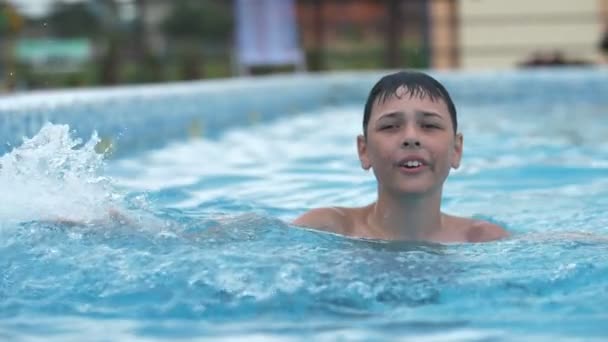 Veselý Chlapec Pohybující Pravou Levou Rukou Aby Vlnil Bazénu Slo — Stock video