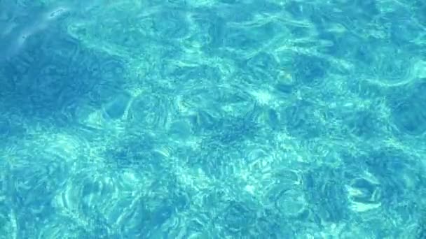 美丽的海底 波涛汹涌 波涛汹涌 清晰地看到透明的海底 波涛汹涌 波涛汹涌 波涛汹涌 形影不离 它看起来很艺术 很快乐 —— 库存视频 © operator1975 #414719078