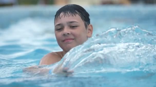 Усміхнений Хлопчик Стоїть Махає Руками Щоб Зробити Бризки Басейні Шлю — стокове відео