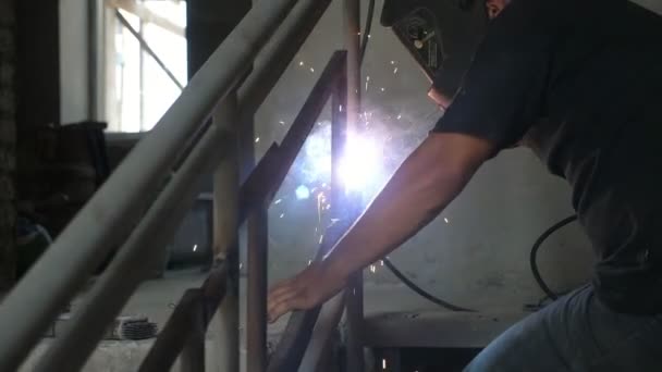 Trabajador Joven Que Mantiene Dispositivo Soldadura Por Arco Haciendo Pasamanos — Vídeo de stock