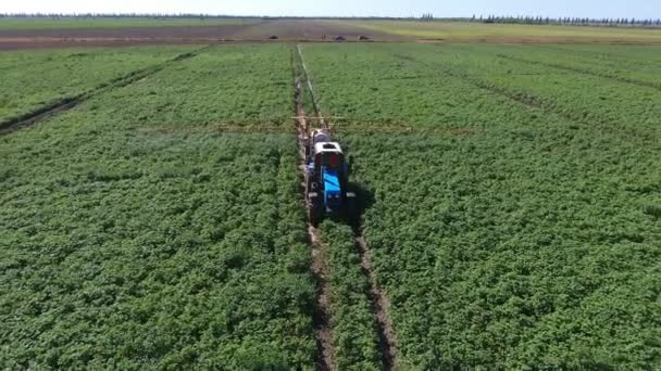 Flygfoto Mäktiga Traktor Dra Reservoar Med Vatten Och Bevattning Installation — Stockvideo