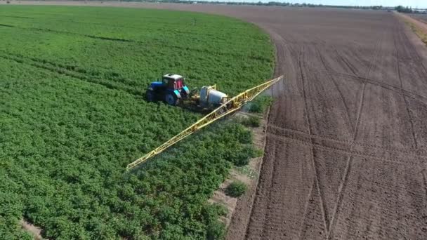 Strzał Powietrza Potężnego Ciągnika Ciągnącego Beczkę Wodą Instalacją Nawadniającą Ciekawy — Wideo stockowe